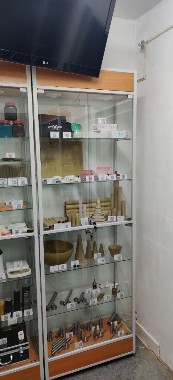 витрины с продукцией Пирохобби