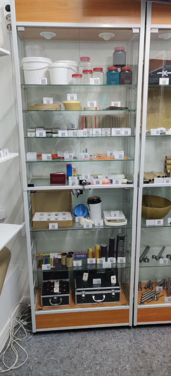 витрины с продукцией Пирохобби